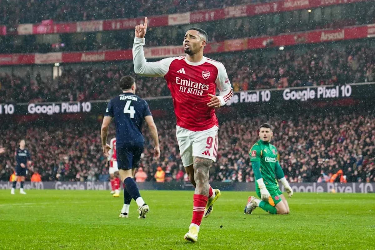 Jugador de Arsenal celebrando un gol en el partido