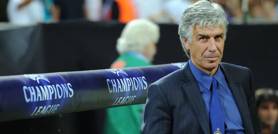 Entrenador en la zona técnica durante un partido