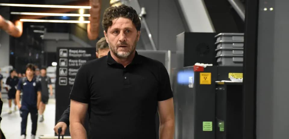 Entrenador caminando por el vestíbulo del estadio
