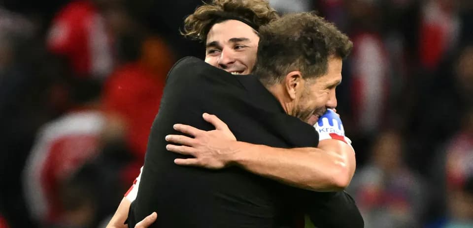 Entrenador y jugador abrazándose tras el partido