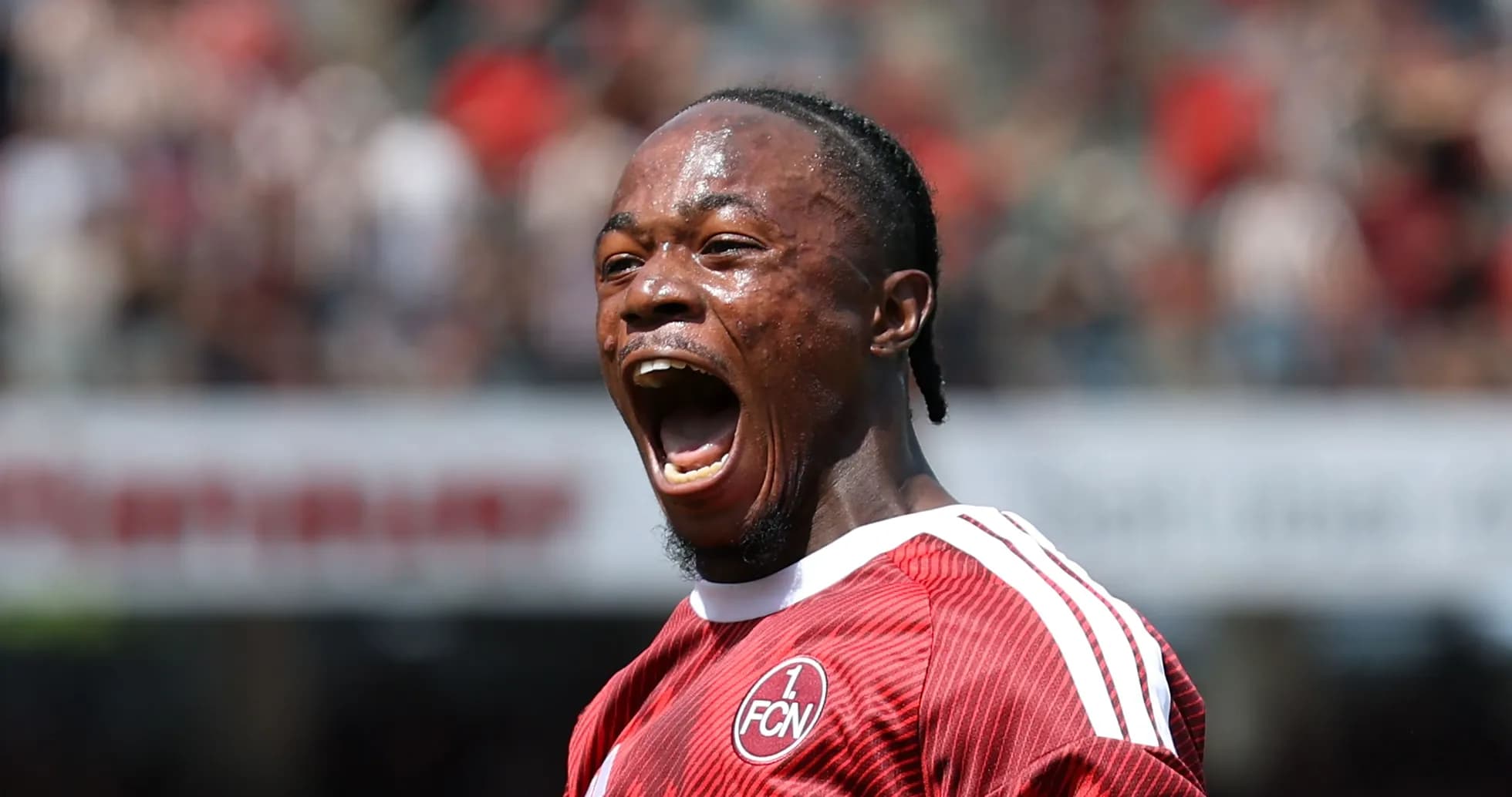Jugador celebrando un gol en el estadio