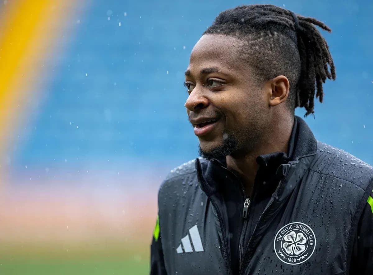 Jugador sonriente con chaqueta de entrenamiento en el campo