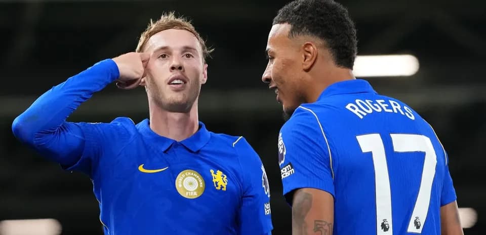 Jugadores de Chelsea celebrando en el campo