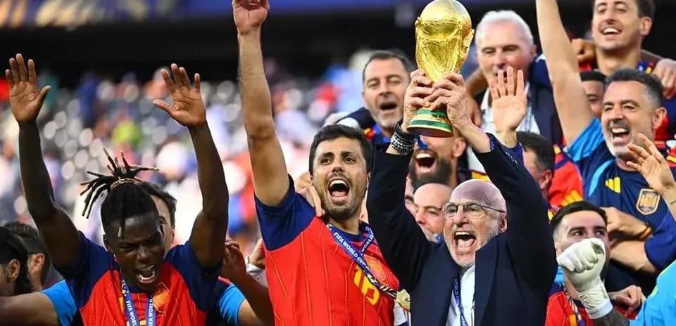 Jugadores de España celebrando con el trofeo mundial