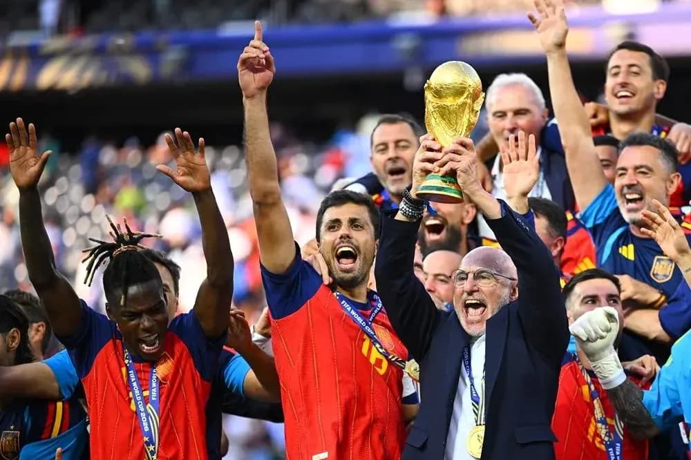 Jugadores de España celebrando con el trofeo mundial