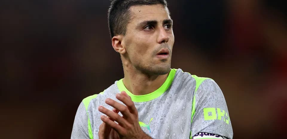 Jugador aplaudiendo en la cancha durante partido
