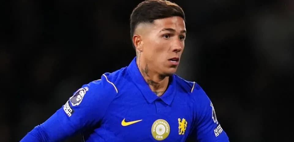 Jugador de Chelsea corriendo en el campo