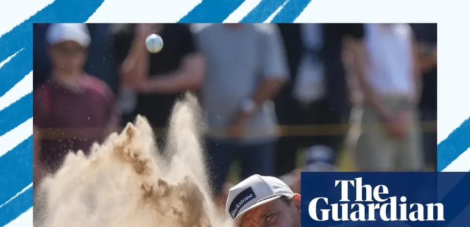 Jugador de golf golpeando la bola desde la arena