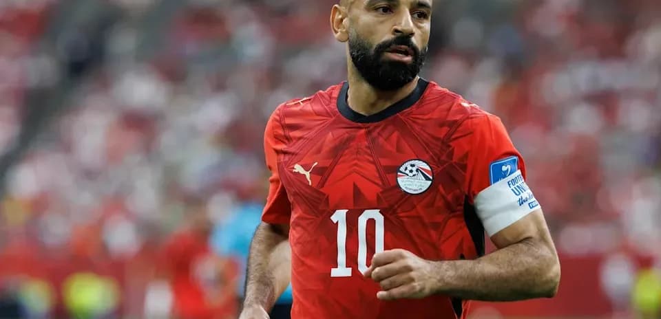 Jugador de Egipto con camiseta roja en el campo
