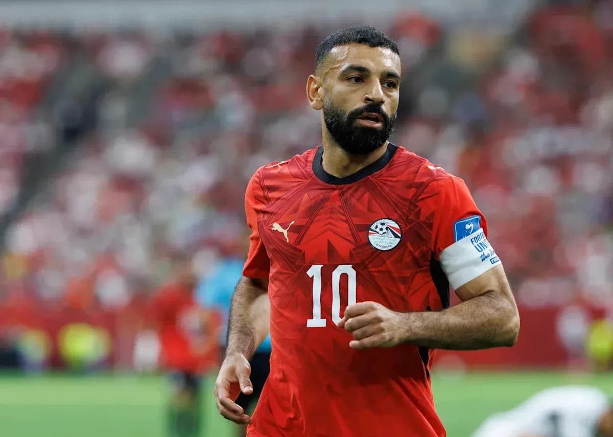 Jugador de Egipto con camiseta roja en el campo