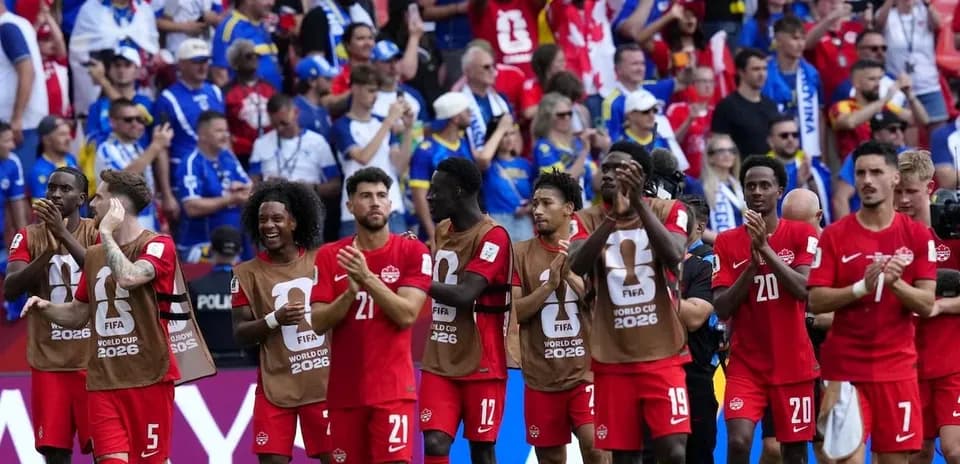 Jugadores de Canadá aplaudiendo ante la multitud