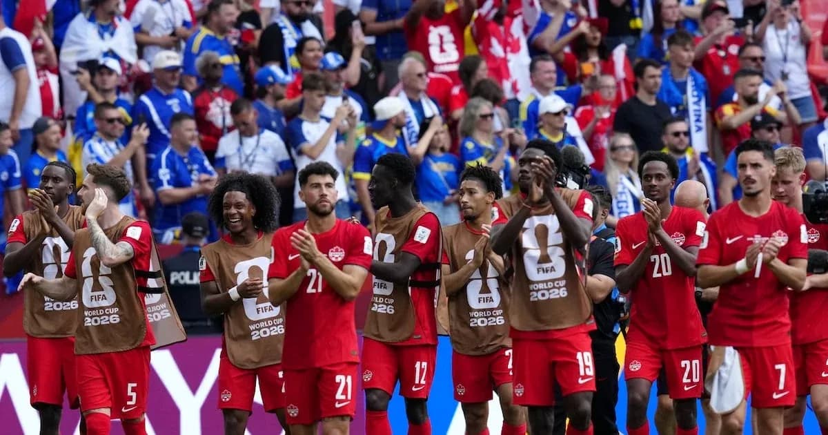 Jugadores de Canadá aplaudiendo ante la multitud