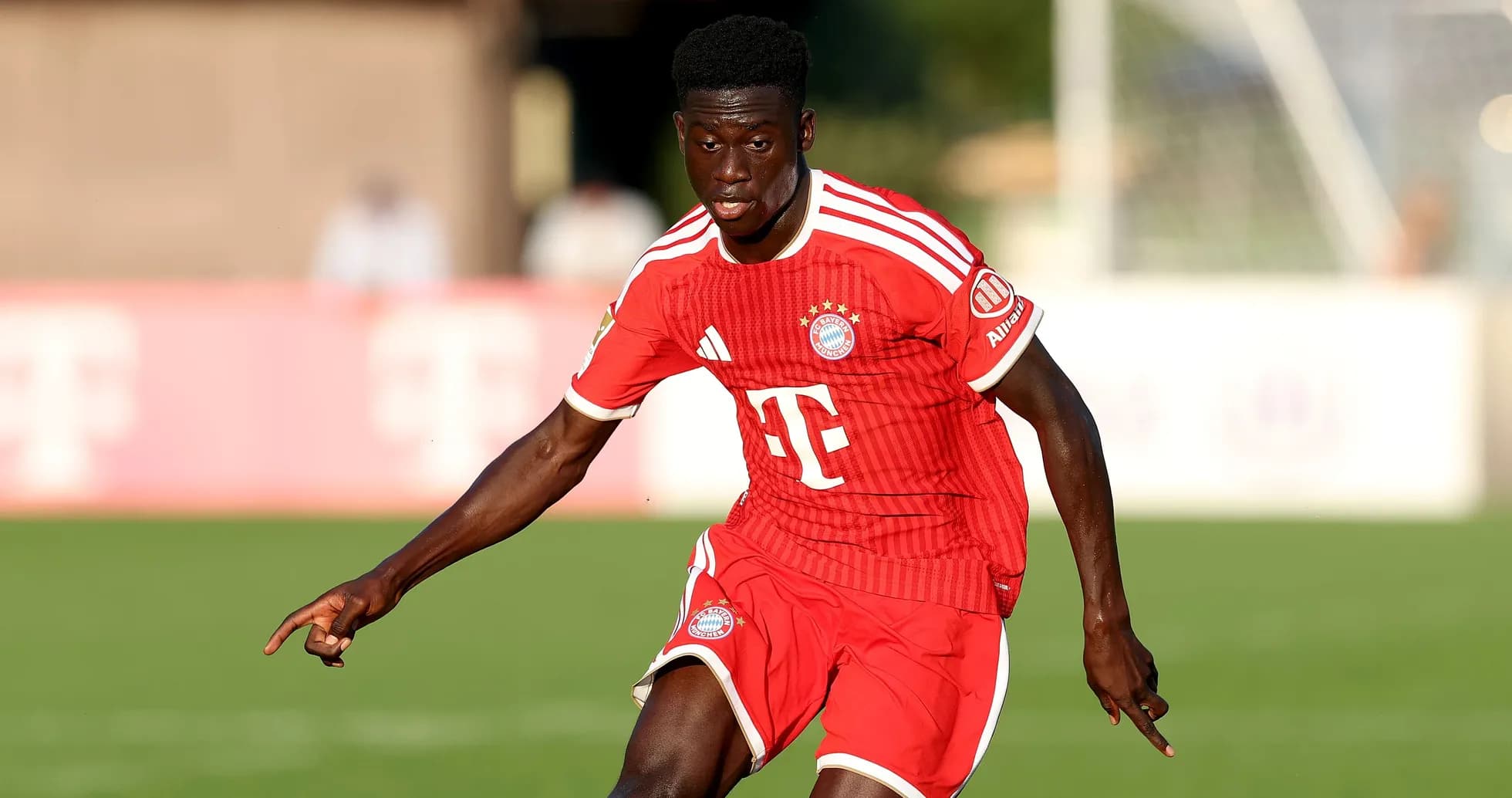 Jugador de Bayern Múnich corriendo con el balón
