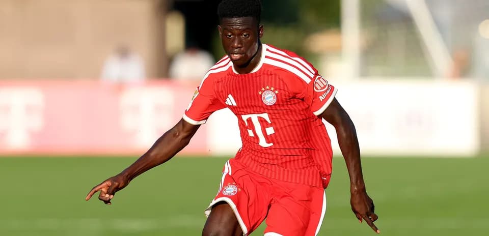 Jugador de Bayern Múnich corriendo con el balón