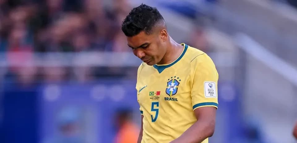 Jugador de Brasil caminando cabizbajo durante partido