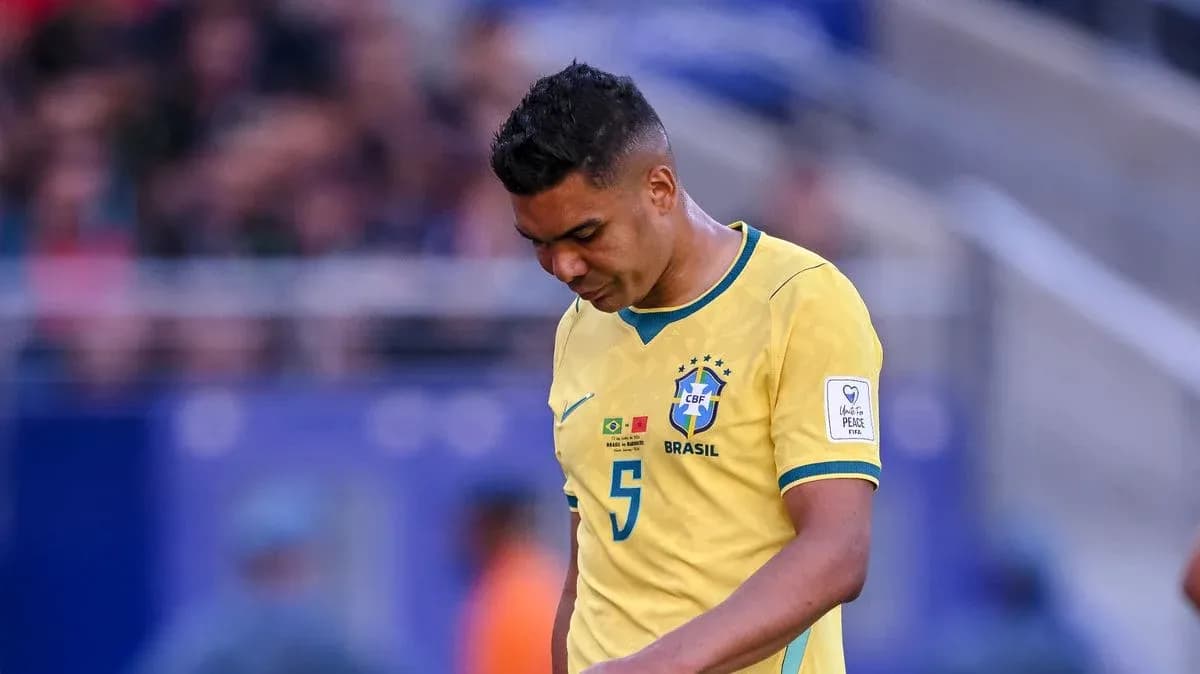 Jugador de Brasil caminando cabizbajo durante partido