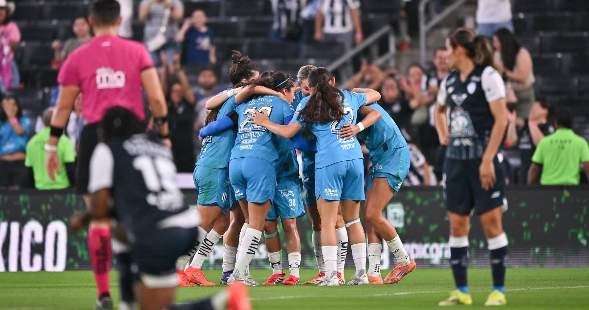 Jugadoras de Monterrey celebrando un gol
