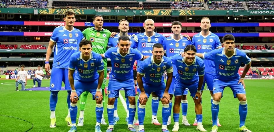 Jugadores de Cruz Azul posando para la foto