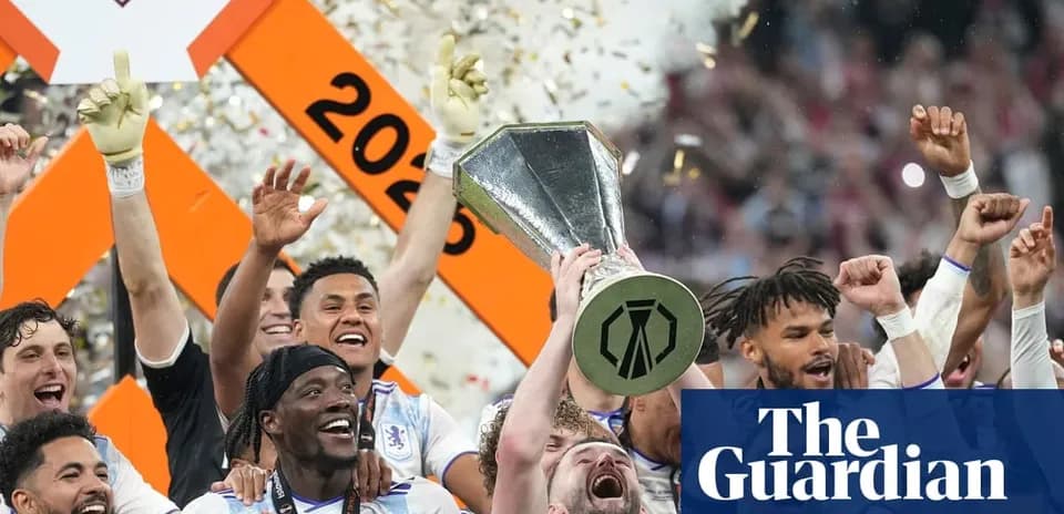 Jugadores celebrando con trofeo en el 2023