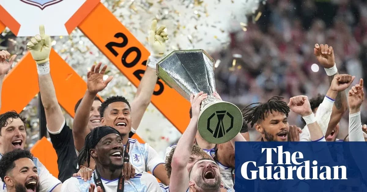 Jugadores celebrando con trofeo en el 2023