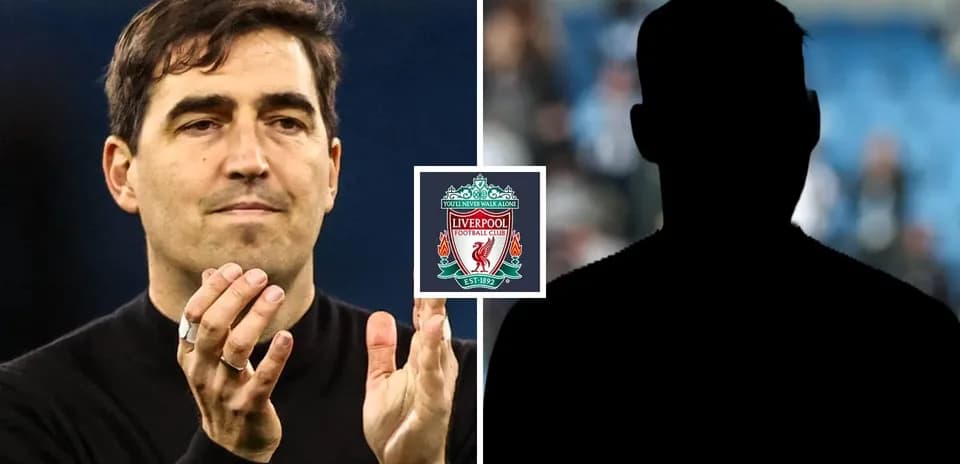 Entrenador aplaudiendo junto al logo de Liverpool