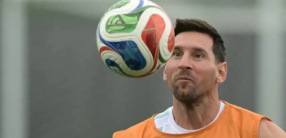 Jugador controlando el balón durante entrenamiento