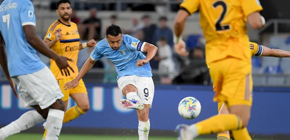Un jugador de Lazio dispara a puerta