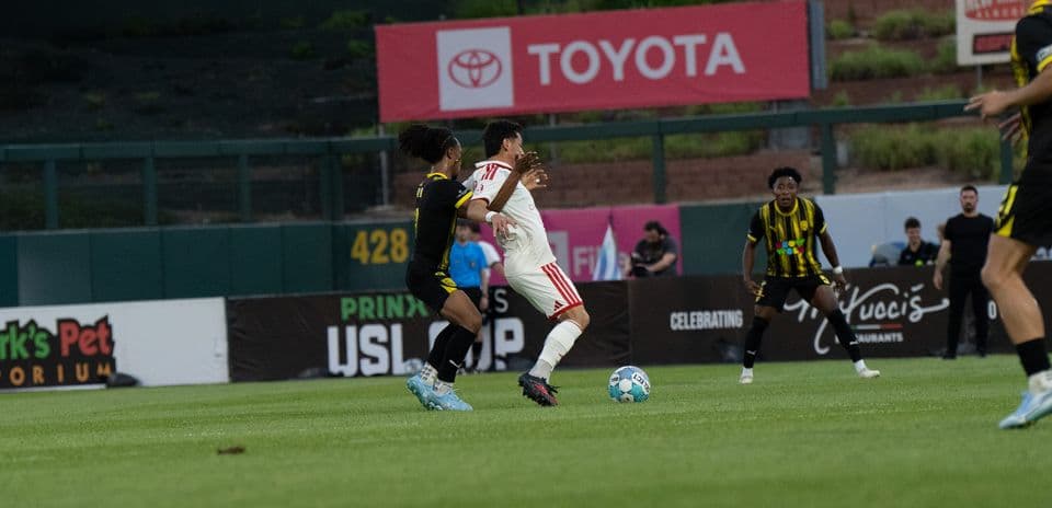 Jugador de Phoenix Rising desafiando a un oponente