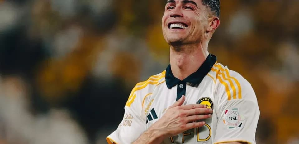 Jugador sonriente con camiseta de Al Nassr