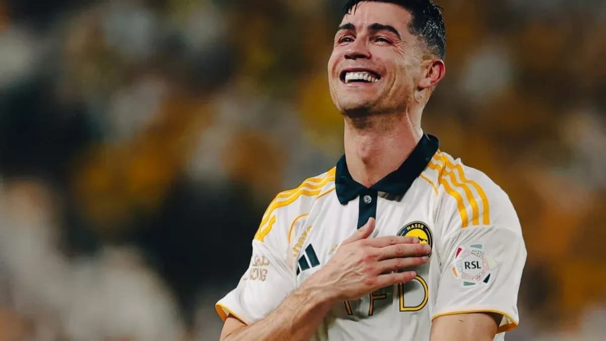 Jugador sonriente con camiseta de Al Nassr