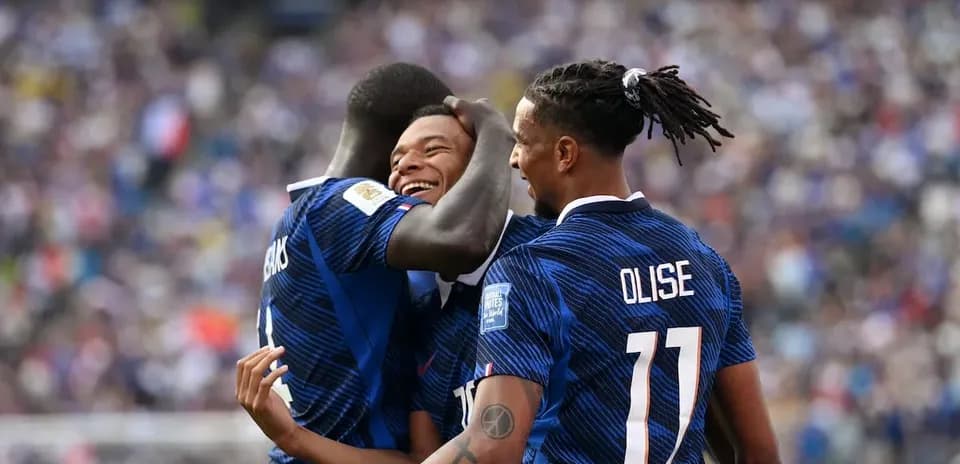Jugadores franceses celebrando un gol en el estadio