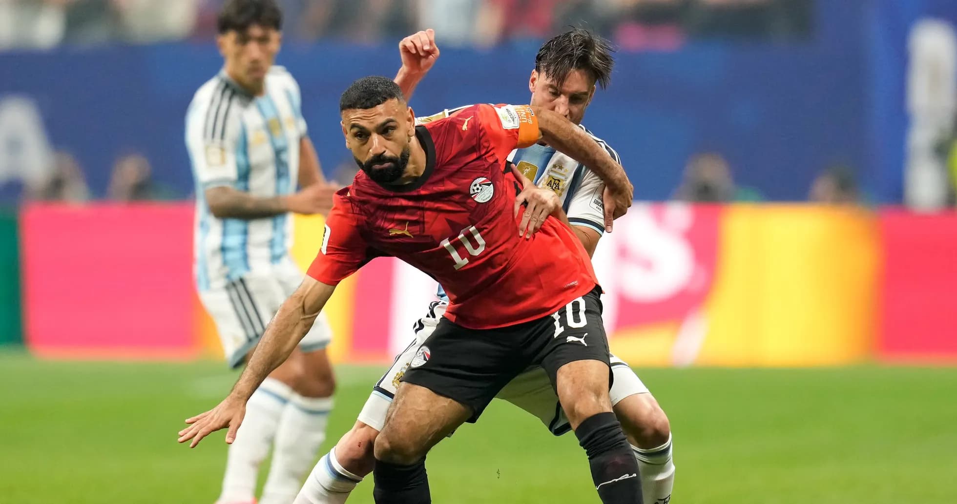 Jugador de Egipto luchando por el balón contra Argentina
