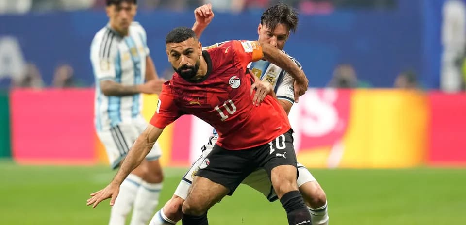 Jugador de Egipto luchando por el balón contra Argentina