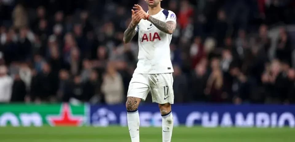 Jugador aplaudiendo tras el partido en el estadio