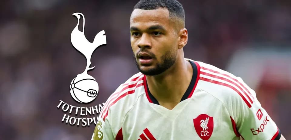 Jugador de Liverpool en partido con logo de Tottenham