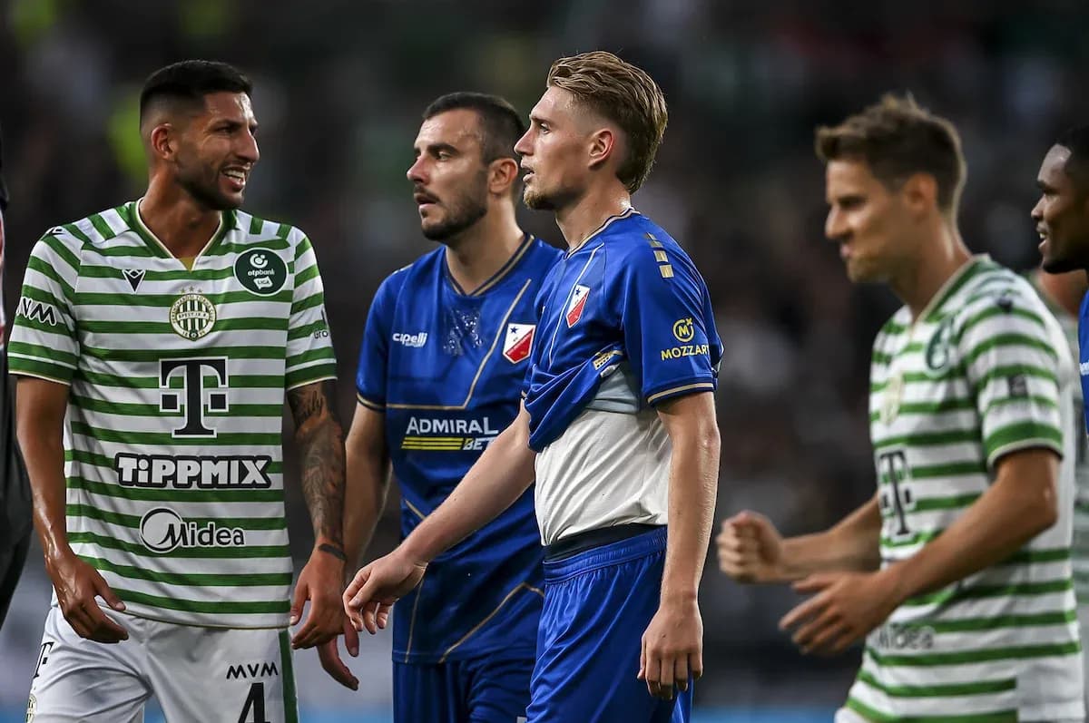 Jugadores de Ferencvarosi TC y Vojvodina en acción