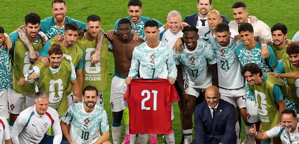 Equipo de Portugal posando con camiseta tras victoria