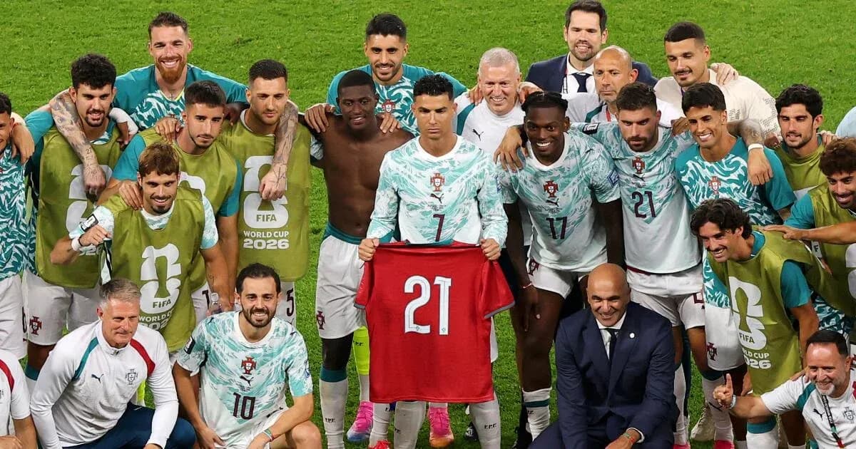 Equipo de Portugal posando con camiseta tras victoria