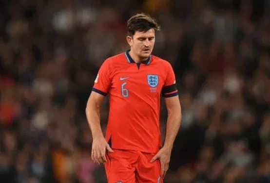 Jugador de Inglaterra con camiseta roja en el campo