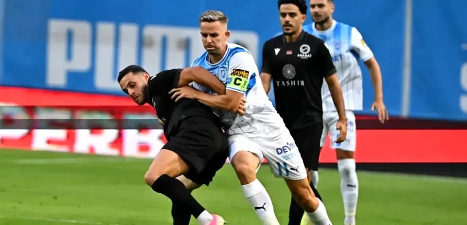 Jugadores compitiendo por el balón en partido