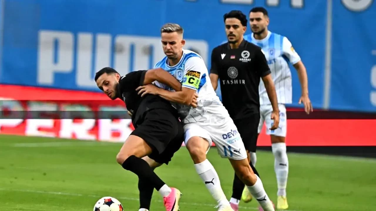Jugadores compitiendo por el balón en partido