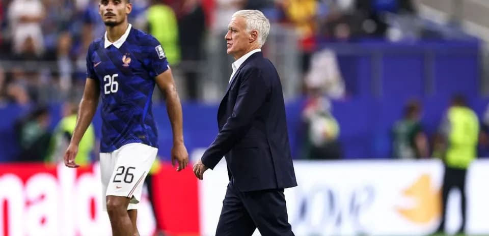 Entrenador y jugador de Francia en el campo