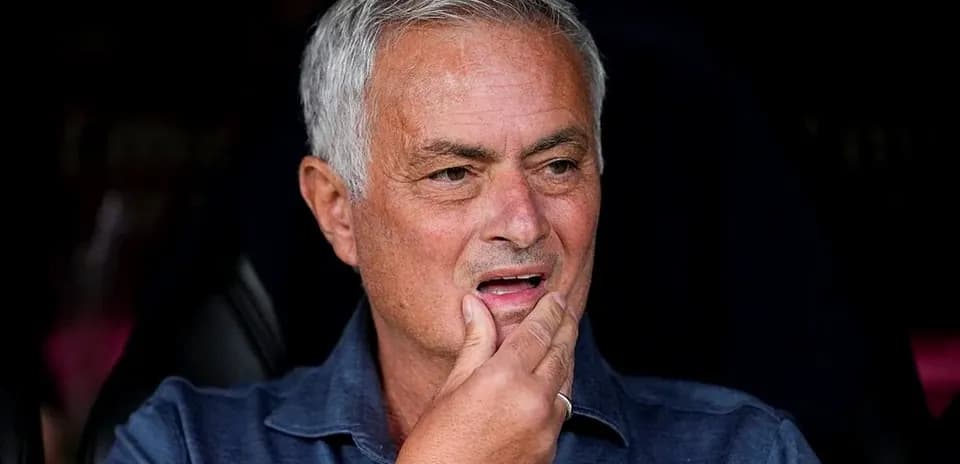 Entrenador observando el partido desde el banquillo