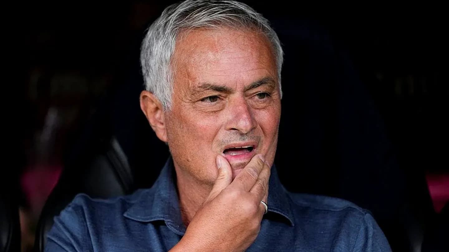 Entrenador observando el partido desde el banquillo