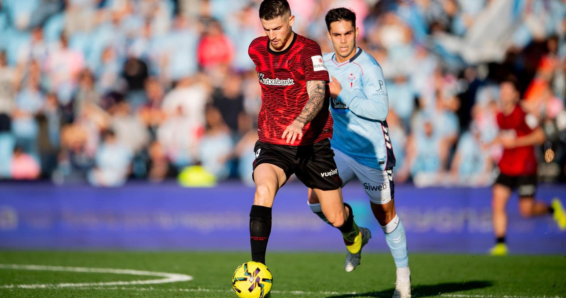 Jugador de Athletic Club avanza con el balón