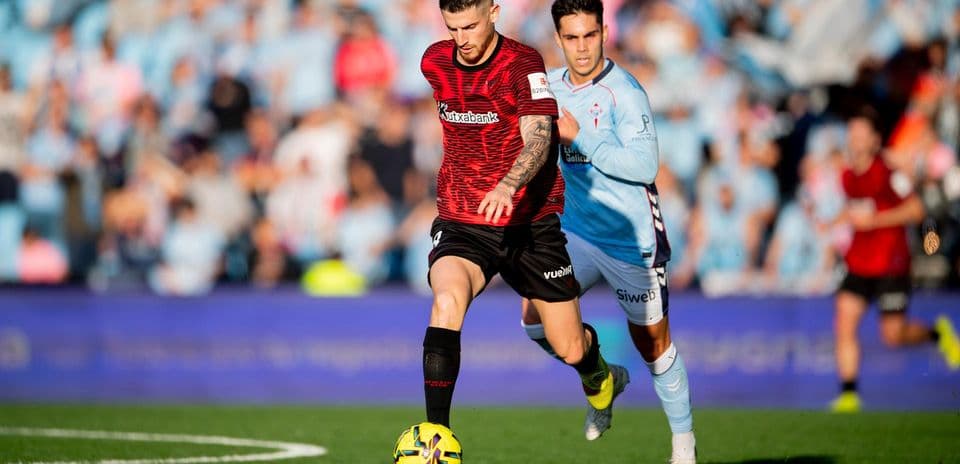 Jugador de Athletic Club avanza con el balón