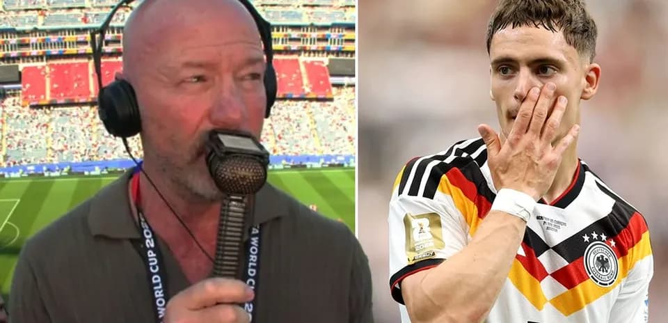 Comentarista hablando en el Mundial junto a jugador alemán
