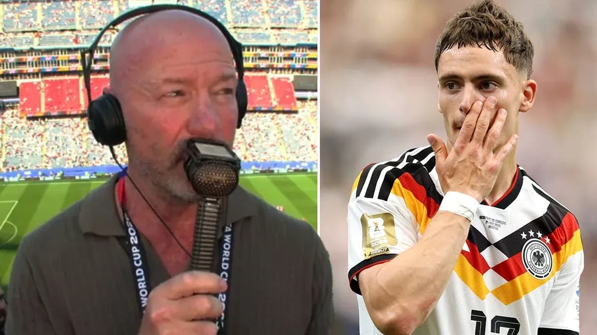 Comentarista hablando en el Mundial junto a jugador alemán