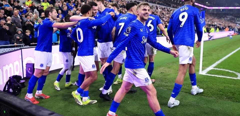 Jugadores de Everton celebrando un gol en el campo