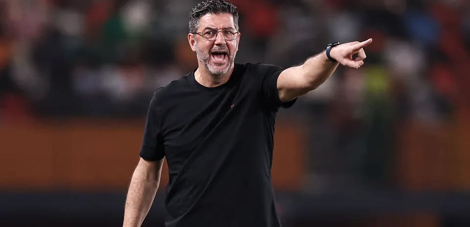 Entrenador dando instrucciones durante el partido